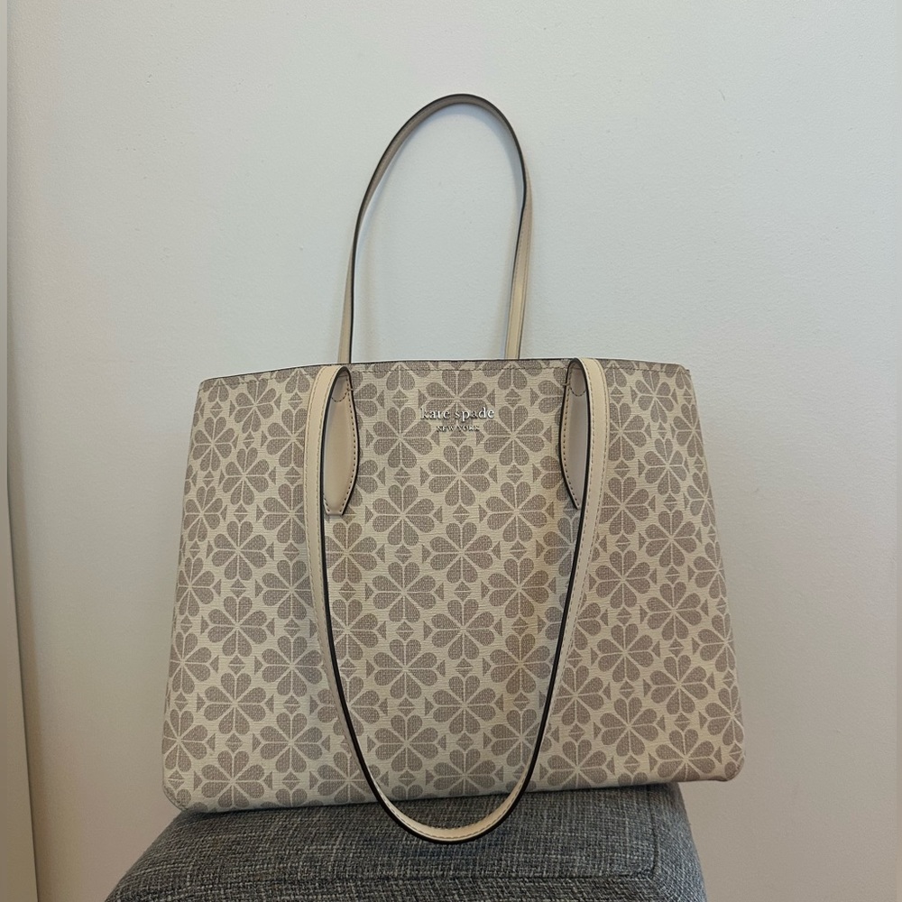 Kate spade beautiful tote bag 😍 fits everything you need for work or trips